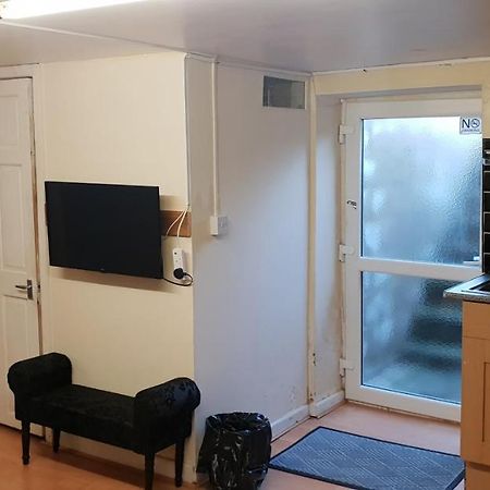 Private Basement Studio Flat With Modern Features Appartement Huddersfield Buitenkant foto
