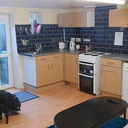 Private Basement Studio Flat With Modern Features Appartement Huddersfield Buitenkant foto