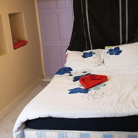 Private Basement Studio Flat With Modern Features Appartement Huddersfield Buitenkant foto