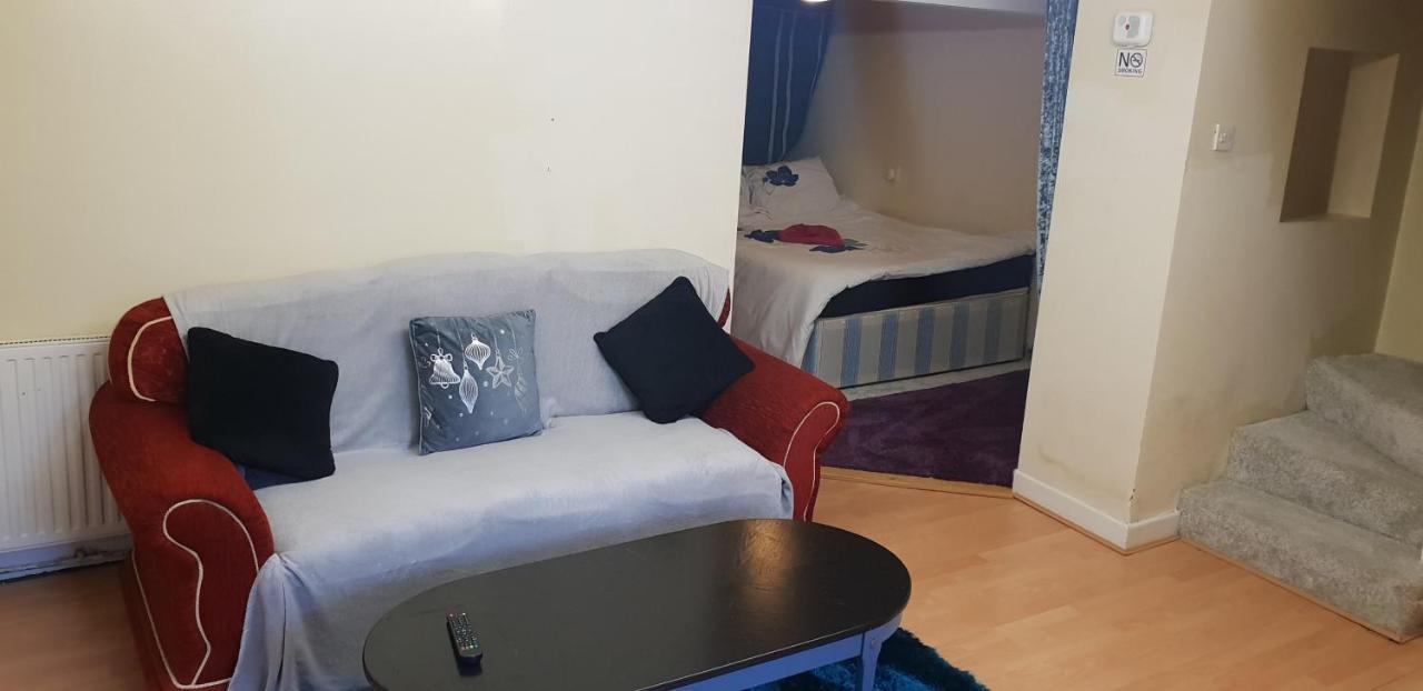 Private Basement Studio Flat With Modern Features Appartement Huddersfield Buitenkant foto