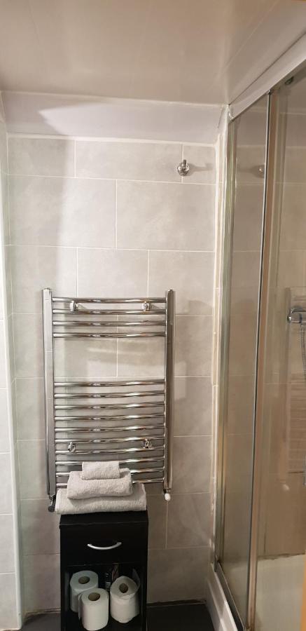 Private Basement Studio Flat With Modern Features Appartement Huddersfield Buitenkant foto