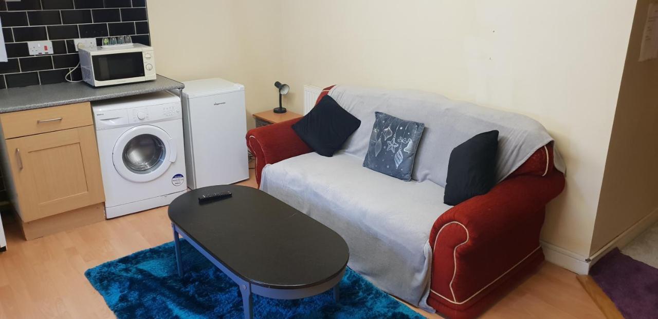 Private Basement Studio Flat With Modern Features Appartement Huddersfield Buitenkant foto