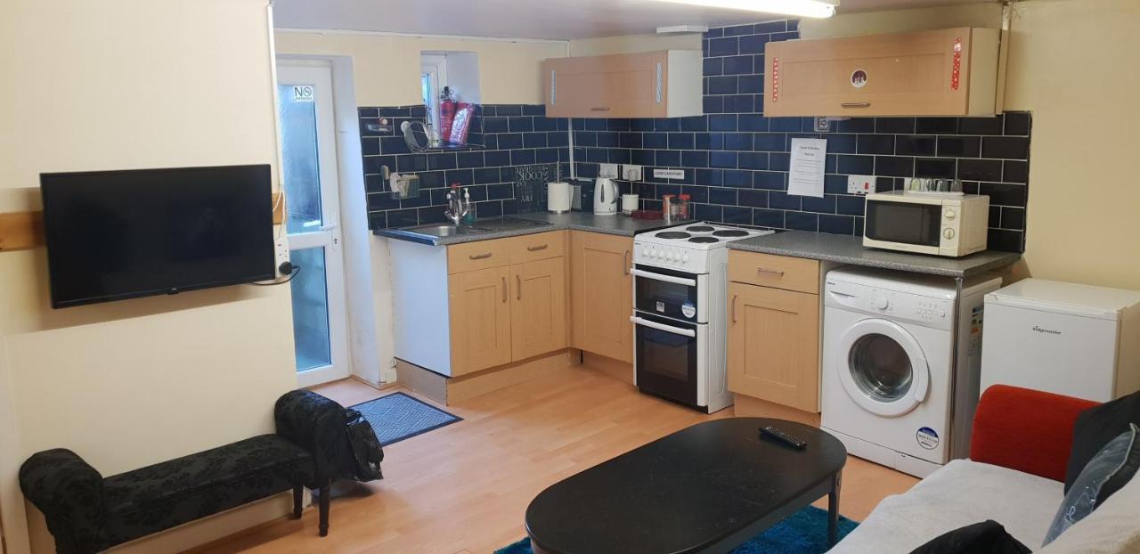 Private Basement Studio Flat With Modern Features Appartement Huddersfield Buitenkant foto